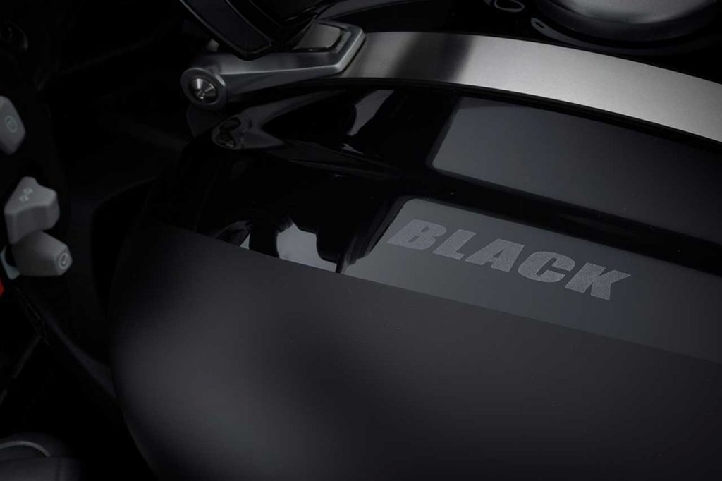 2022 Triumph Rocket 3 GT Triple Black 7
