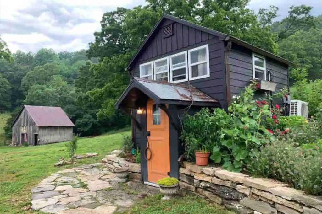 11 Best Airbnb Tiny Houses In the USA 2023 41