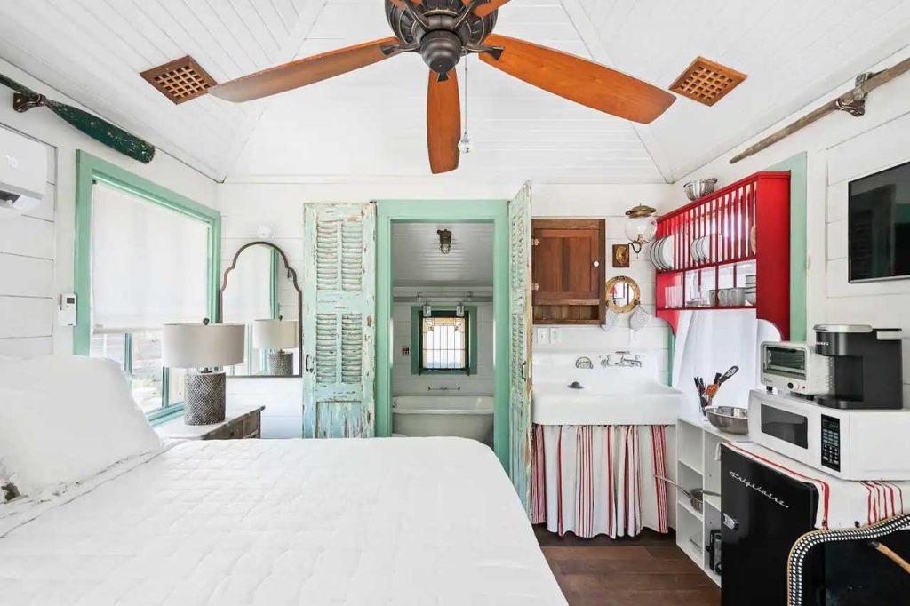 11 Best Airbnb Tiny Houses In the USA 2023 6