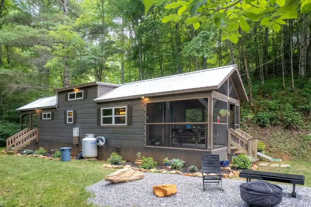 11 Best Airbnb Tiny Houses In the USA 2023 65