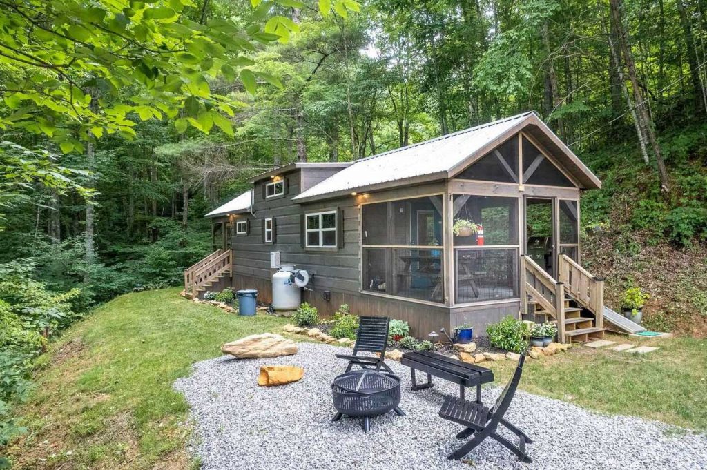 11 Best Airbnb Tiny Houses In the USA 2023 72