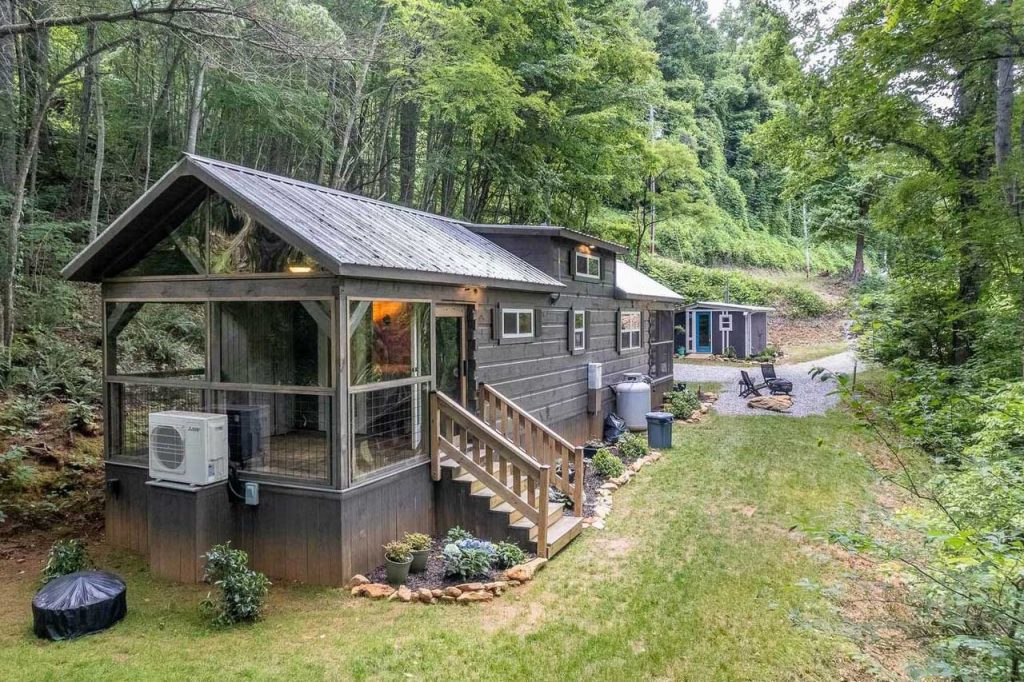11 Best Airbnb Tiny Houses In the USA 2023 73