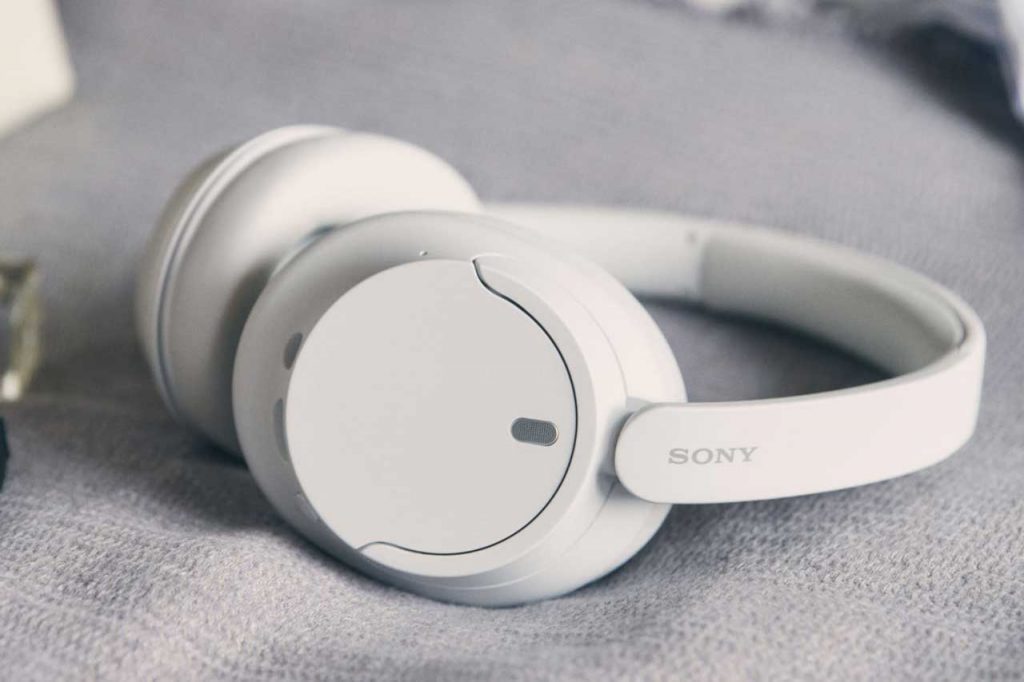Sony Unveils Two New Wireless Headphone Models with Digital Sound Enhancement 8